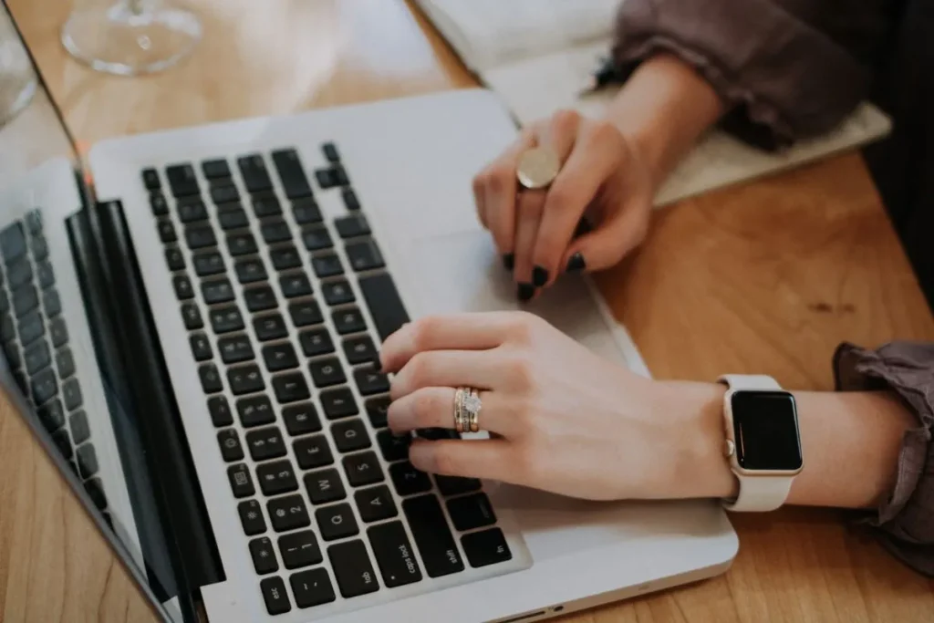 Profissional acessando sistema para terapeutas em notebook