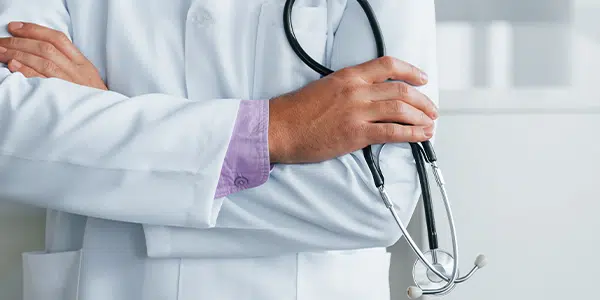 Médico segurando estetoscópio.