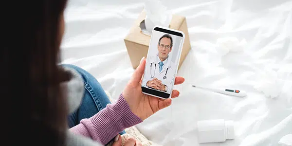 Paciente em atendimento médico domiciliar via telemedicina.