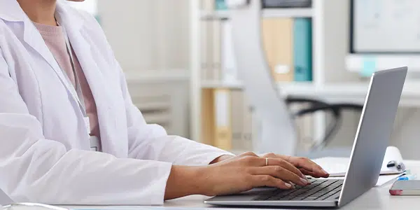 médica mexendo no computador