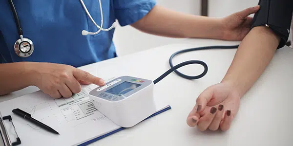 Detalhe de aparelho medidor de pressão