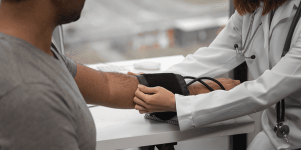 fast track medico-fazendo-triagem-do-paciente