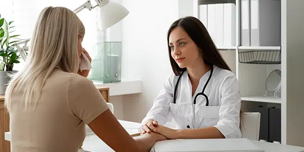 Médica atendedo paciente com agilidade no atendimento.