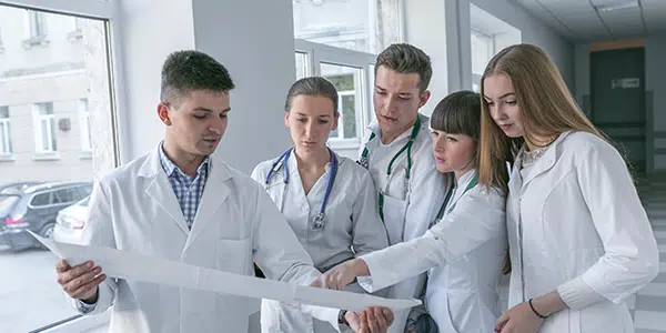 Equipe médica reunida.