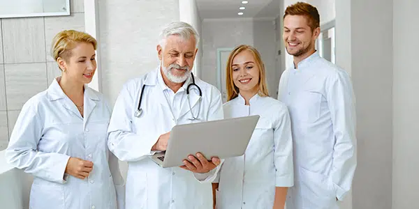 Equipe médica com quatro profissionais