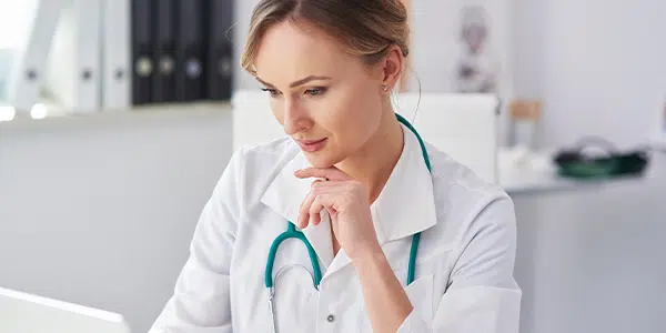 Médica com estetoscópio no pescoço