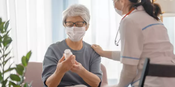 médica atende paciente a domicilio e dá medicação