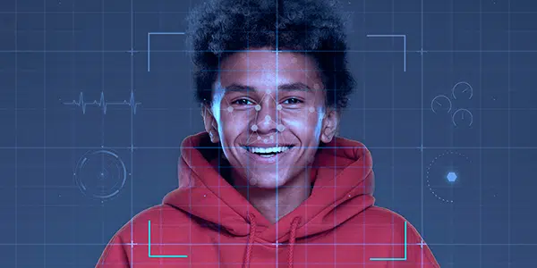 Garoto sorri em reconhecimento facial