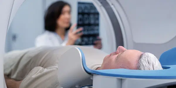 Paciente realiza tomografia