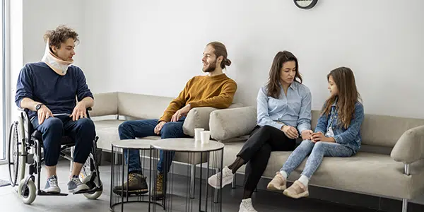 Sala de espera de clínica médica cheia 