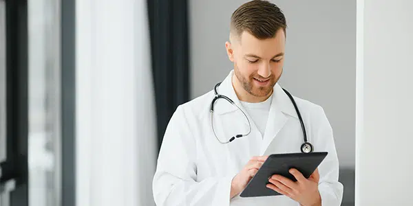 Profissional da saúde manuseando tablet