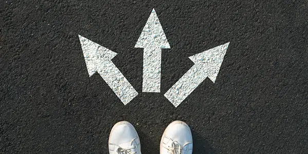 Tênis parado em encruzilhada com três caminhos diferentes