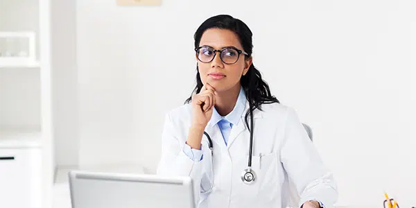 Médica com estetoscópio e expressão de dúvida