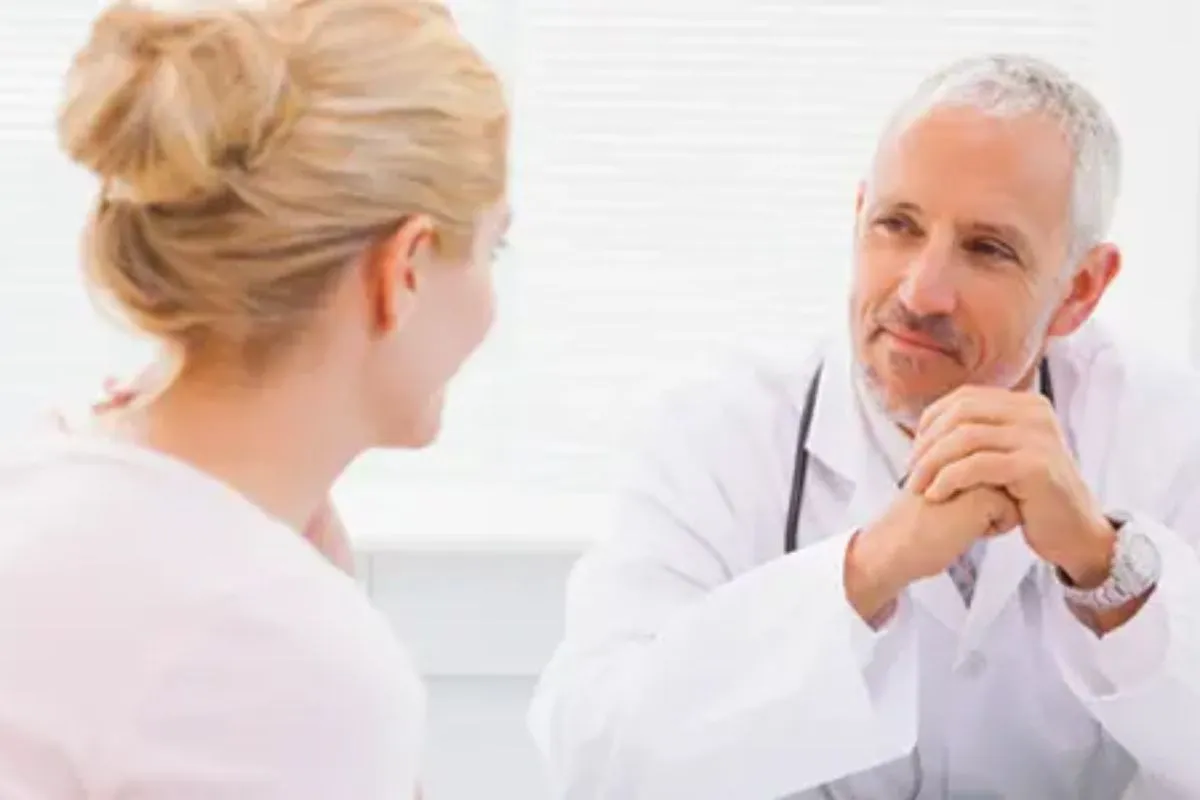 Consulta médica com médica ouvindo paciente, anamnese clínica