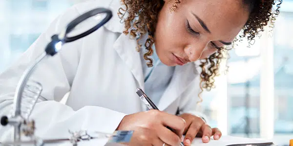 Médico empreendedor: o que é preciso para começar? | Amplimed