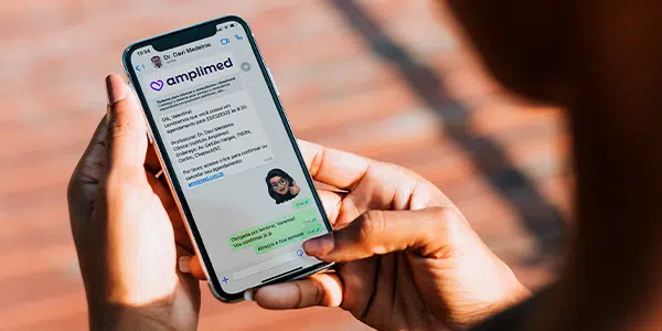 Paciente agendando consulta pelo WhatsApp