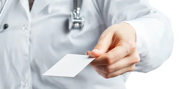 Médico entregando cartão de visitas