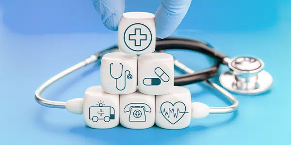 Pirâmide de dados com logotipos médicos