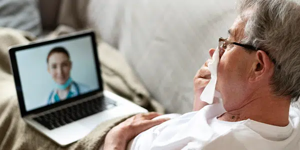 Idoso em atendimento home care por telemedicina