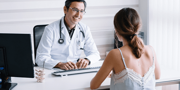 médico conversa com paciente