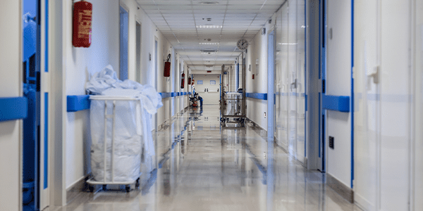 Corredor de hospital.