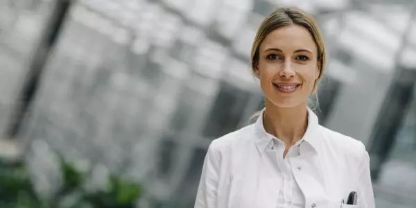 Médica posando pra foto em coworking médico.