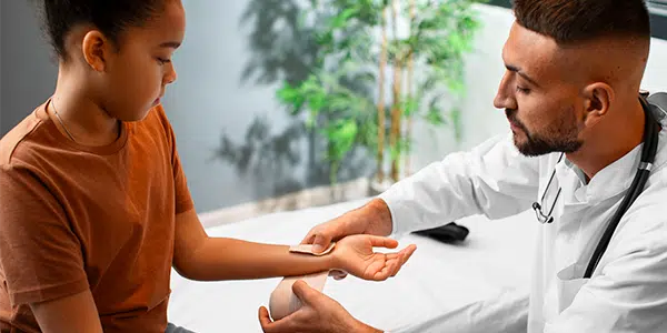 Médico realizando exame em menina