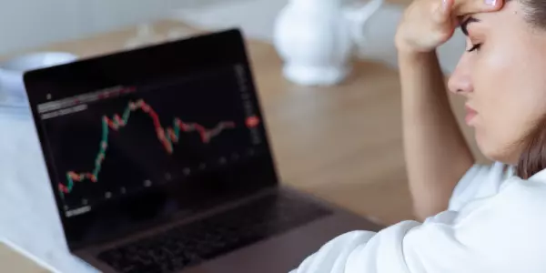 médica olha gráfico decrescente preocupada