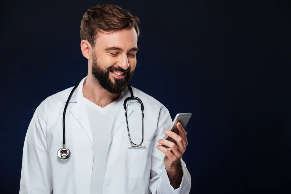 Médico usando celular para estratégias de marketing médico
