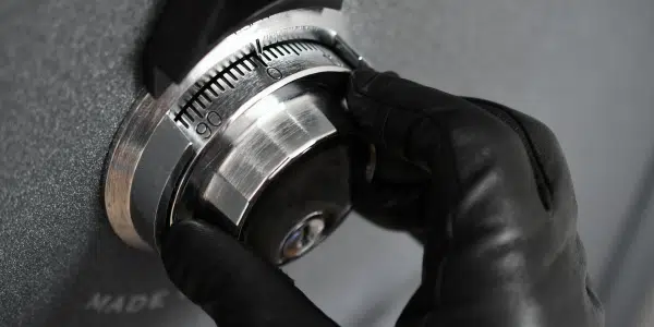 mão com luva abre cofre