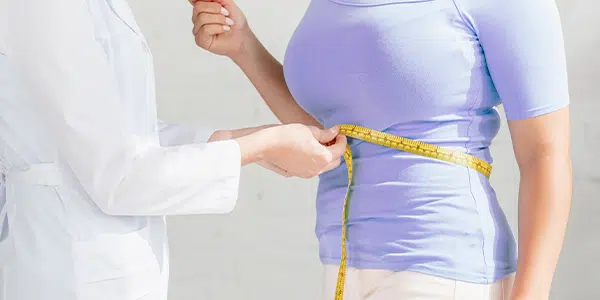 Nutricionista tirando medida de paciente