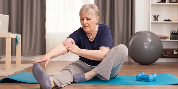 Paciente idosa se alongando