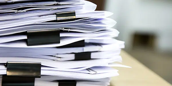 Pilha de documentos com clipe de segurança