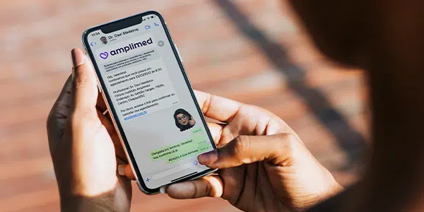 Tela de celular com mensagem de confirmação de consulta Amplimed
