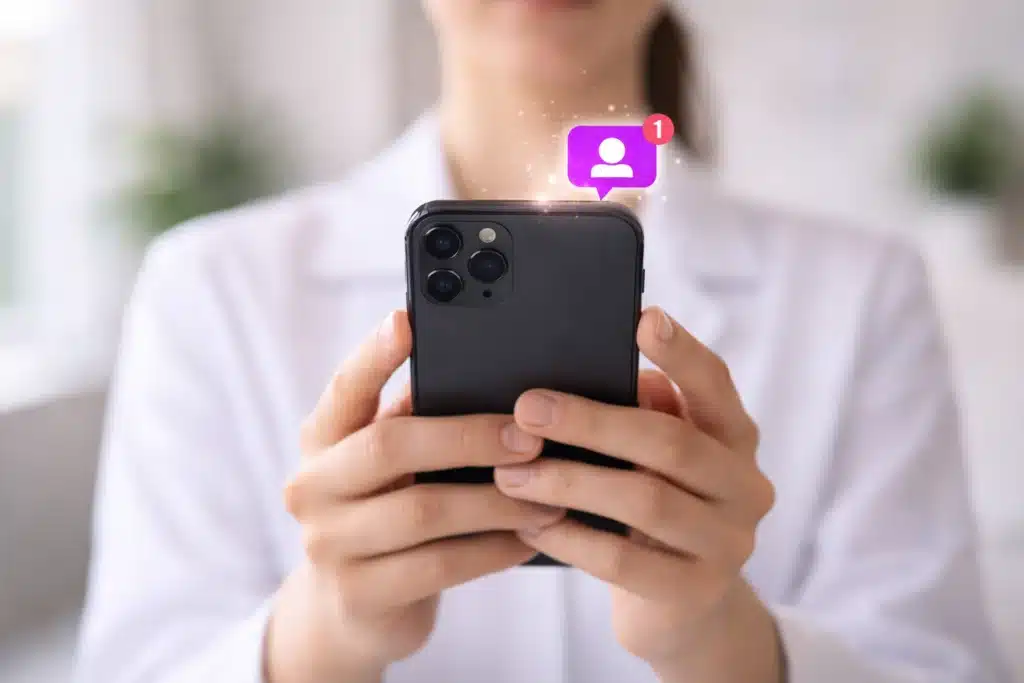 Mão segura celular com notificação de confirmação de consulta