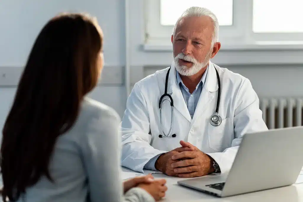 Consulta clínica ilustrando contexto de transcrição médica